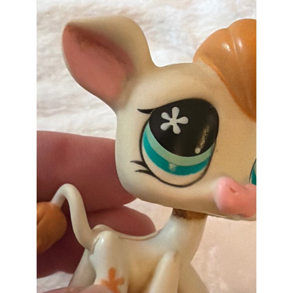 Hasbro Littlest Pet Shop Cow #877 White Brown LPS Figure Blue Star Eyes 2007 - Picture 10 of 14